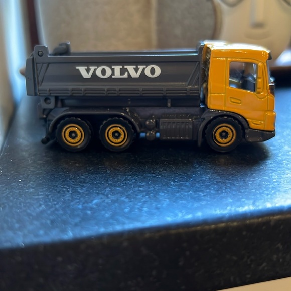 Volvo Dump Truck - Picture 2 of 8